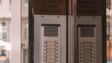 Portal de entrada a un bloque de viviendas