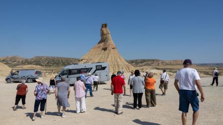 Un grupo de visitantes junto a Castildetierra en el parque natural de Bardenas Reales. BLANCA ALDANONDO