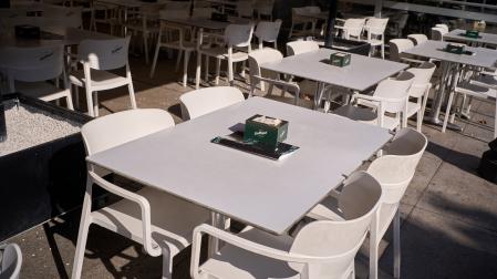 Menor afluencia de personas en las terrazas de los bares de Pamplona en horas donde el calor aprieta