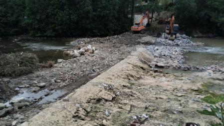 Trabajos de demolición del azud de Jorajuria en el río Bidasoa, este 5 de agosto en Sunbilla