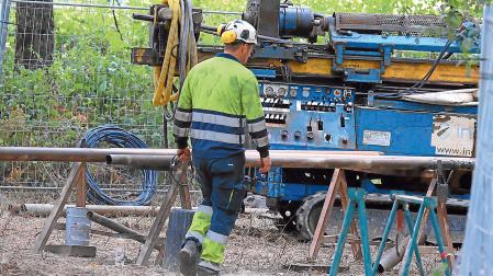 Un operario junto a la máquina que ha realizado los sondeos