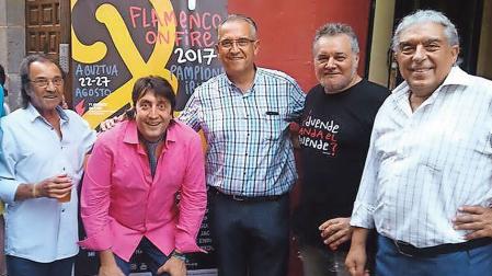 Habichuela (izq.), junto a Ricardo Hernández (Gaz Kaló), el exalcalde Enrique Maya, Miguel Morán (primer director del Festival Flamenco On Fire) y Paco Suárez, en una imagen de 2017