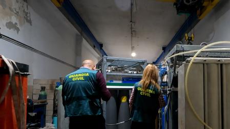 Agentes de la Guardia Civil durante la operación