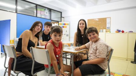 Alumnos, profesionales y voluntarios, en la Escuela de Verano que organiza la Asociación Navarra de Autismo en el colegio público Ermitagaña.