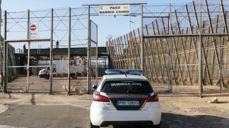 Un vehículo de la Guardia Civil en el paso del Barrio Chino de la frontera de Melilla