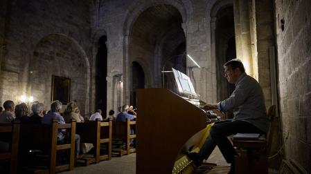 José Luis Echechipía al órgano en la iglesia del Monasterio de Leyre, en una cita cultural anterior