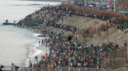 Multitud de personas concentrada en la parte marroquí de la playa del Tarajal para intentar acceder a Ceuta