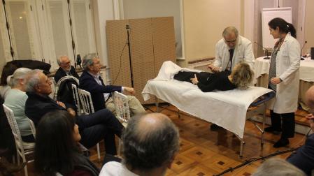 Un momento de una sesión en la que un médico da indicaciones para otros profesionales