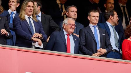Los presidentes Osasuna y Athletic, Luis Sabalza y Jon Uriarte, en el palco de San Mamés en un partido del curso pasado