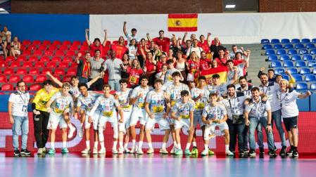 Los Hispanos juveniles, posando con los aficionados tras una de las victorias en el Europeo de la categoría que se está disputando en Serbia