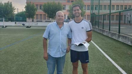 Mikel Merino junto Paniagua en el campo del CD Amigó