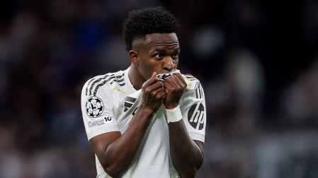 Vinicius besa la camiseta del Real Madrid