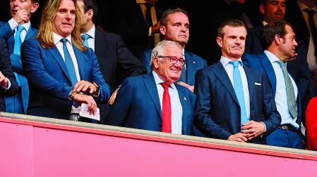 Los presidentes Luis Sabalza (Osasuna) y Jon Uriarte (Athletic), en el palco de San Mamés