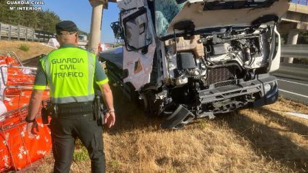 Camión accidentado en la AP-15