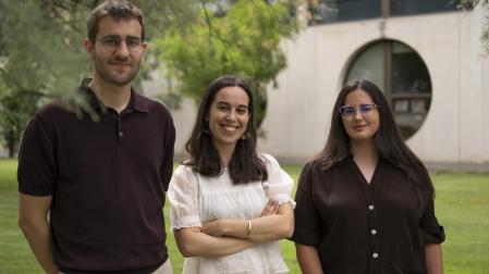 Aitor Ezker, Paula Corella y Anaraida García Baigorri, en el campus de Pamplona (sede Arrosadia) de la UPNA