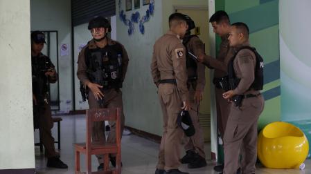 Agentes de policía intervienen tras un tiroteo en la escuela Debsirin Nonthaburi, en el distrito de Bang Kruai, en la provincia de Nonthaburi (Tailandia)