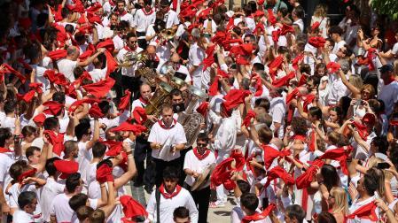 Pasillo a la banda durante la pañuelada del domingo de fiestas, una vez terminada la procesión