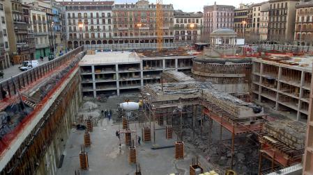 Sección del parking de la plaza en febrero de 2003 con las cuatro plantas subterráneas. En diagonal, desde la derecha, el lienzo de muralla del castillo de Santiago que se integró en el proyecto