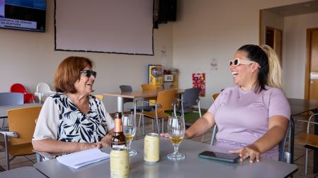Rosa del Carmen Castro Gallardo (izquierda) y Karla Villanueva Castro (derecha), madre e hija, ríen en el renovado centro cívico de Mendigorría a la hora del vermú.