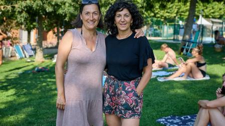Amaia Satrústegui (izquierda) y Sandra Goldáraz (derecha) posan para este periódico en su tarde de descanso en la piscina.