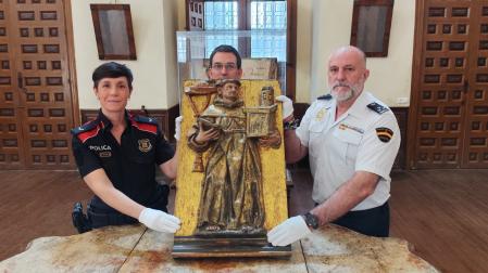 Representantes de Policía Nacional y Mossos d´Esquadra entregan al párroco de Fitero el relieve robado hace 16 años.