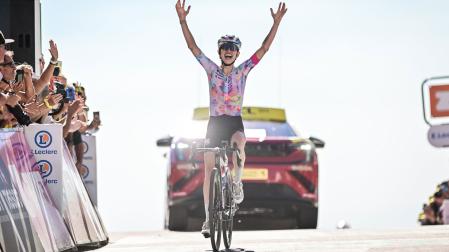 La polaca Niewiadoma celebra su victoria en el Ventoux.