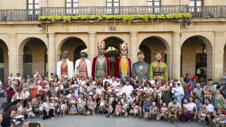 Foto de txikis y familia este 7 de agosto por la tarde en Tafalla.