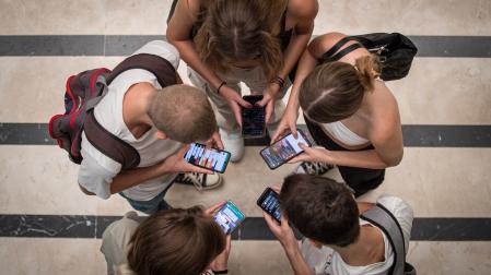 Un grupo de jóvenes navega por las redes sociales con sus teléfonos móviles. PEPE MARÍN12/9//2023 FOTO: PEPE MARIN ALUMNOS DE LA FACULTAD DE CIENCIAS DE LA EDUCACION HABLAN POR SUS GRUPOS DE WASTHAP. whatsapp teléfonos móviles, jóvenes, amigos, adicción, telefonía móvil, grupos de whatsapp