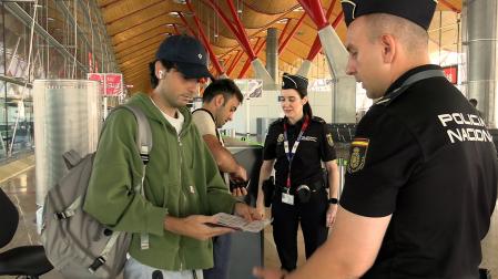 La Policía Nacional ha efectuado este sábado controles aleatorios de documentación en el Aeropuerto Josep Tarradellas Barcelona-El Prat a los viajeros procedentes de vuelos con origen en Italia