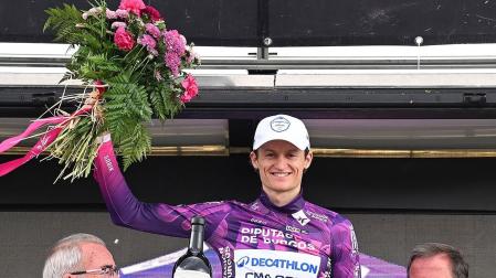 Félix Gall levanta el ramo de flores tras ser coronado como el ganador de la Vuelta a Burgos 2026.
