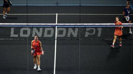 Martina Calvo celebra con rabia uno de los tantos en el duelo de semifinales en Londres junto a su compañera Claudia Fernández