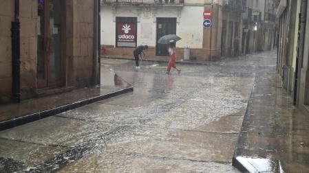 Así corría el agua en una calle de Estella