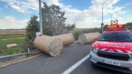 El desprendimiento ha involucrado a cinco bobinas de cartón de más de 3.000 kg cada una, las cuales han quedado sobre la calzada obstaculizando la circulación.