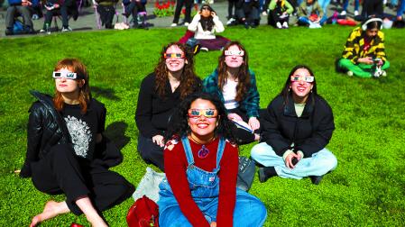Personas en Nueva York mirando el eclipse de sol que tuvo lugar el 8 de abril de 2024