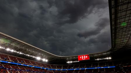 Cielo nublado durante el partido amistoso que Osasuna y Al Ain en el estadio de El Sadar