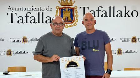 El concejal de Comercio y Turismo, Carlos Montoya; y el técnico del área, Ion Kepa Soltxaga