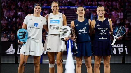 Delfi Brea, Gemma Triay, Claudia Fernández y Martina Calvo, en Londres antes de iniciar la final