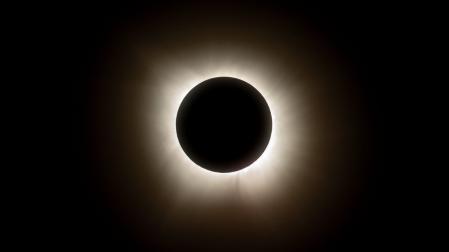 Fotografía tomada por parte de la NASA del eclipse solar del 6 de abril de este año, desde la nave de Orión.
