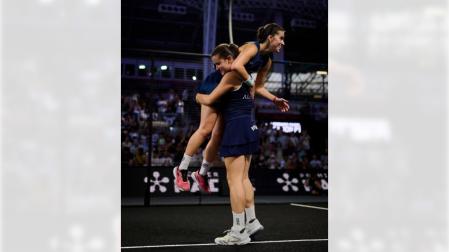 Martina Calvo aúpa a Claudia Fernández tras conseguir el título del Londno P1