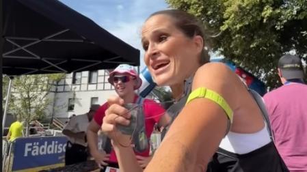 Verdeliss, la navarra Estefanía Unzu Ripoll, nada más cruzar la meta tras los 70 kilómetros de Monschau al recibir la medalla como finisher
