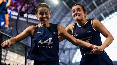 Claudia Fernández y Martina Calvo celebran el título en el London Premier Padel P1