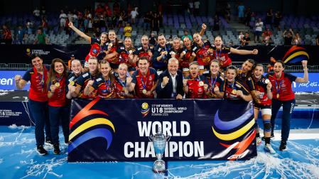 Las Guerreras juveniles, tras proclamarse campeonas del mundo en Rumanía al derrotar en la final a Montenegro