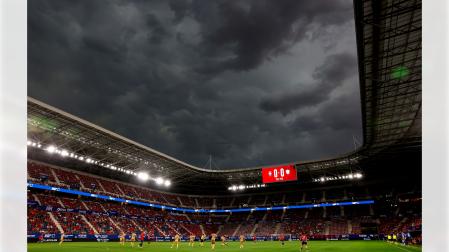 Un instante del amistoso del sábado en ElSadar contra el Al Ain de Emiratos Árabes, con un cielo oscuro en una tarde de tormentas