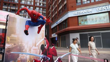 Anuncio de 'Spider-Man: Brand New Day' en una calle de Beijing