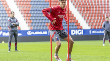 Imagen de Aimar Bonel en un entrenamiento en El Sadar