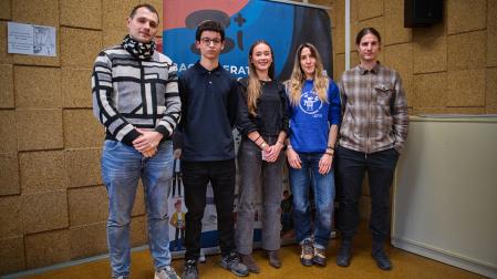 De izq. a dcha.: Aimar Yeregui, Omar Jeddi, Miren Luna, Nora Millor e Iñigo García Azpíroz, en una fotografía tomada en el IES Plaza de la Cruz