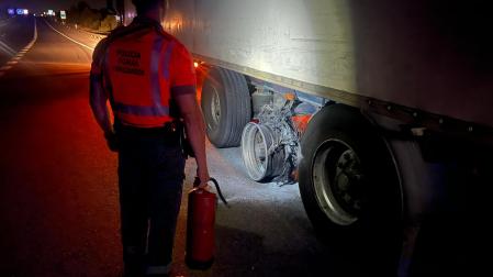 Uno de los agentes junto al camión y un extintor