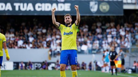 Iván Barbero celebra su tanto contra Vitória Guimaraes