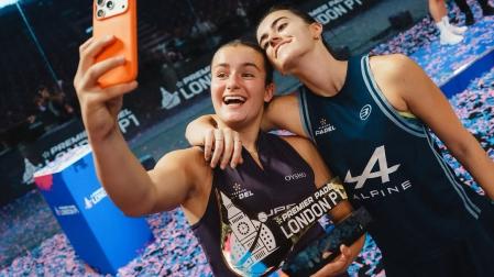 Martina Calvo y Claudia Fernández, inmortalizando su primer título en el Premier Padel de Londres como compañeras