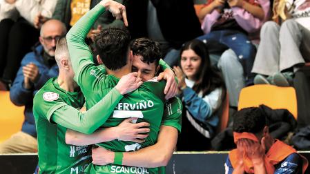 Jugadores de Osasuna Magna se abrazan para celebrar un gol